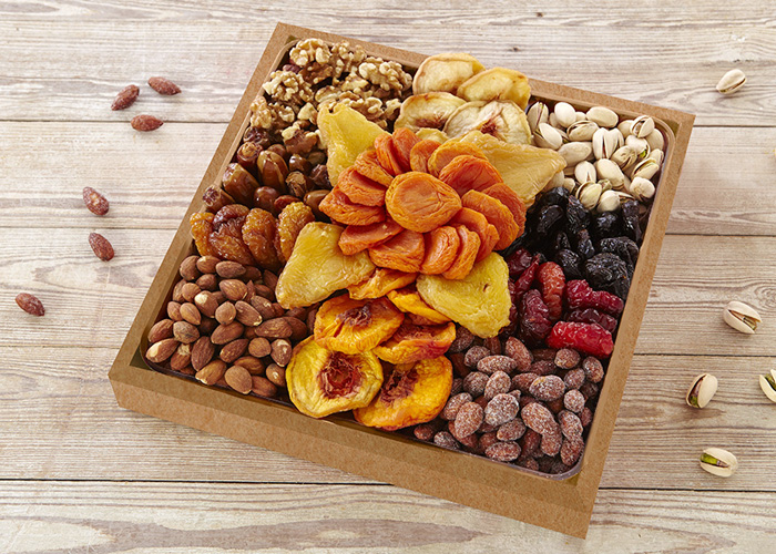 Classic gift box of fruits and nuts