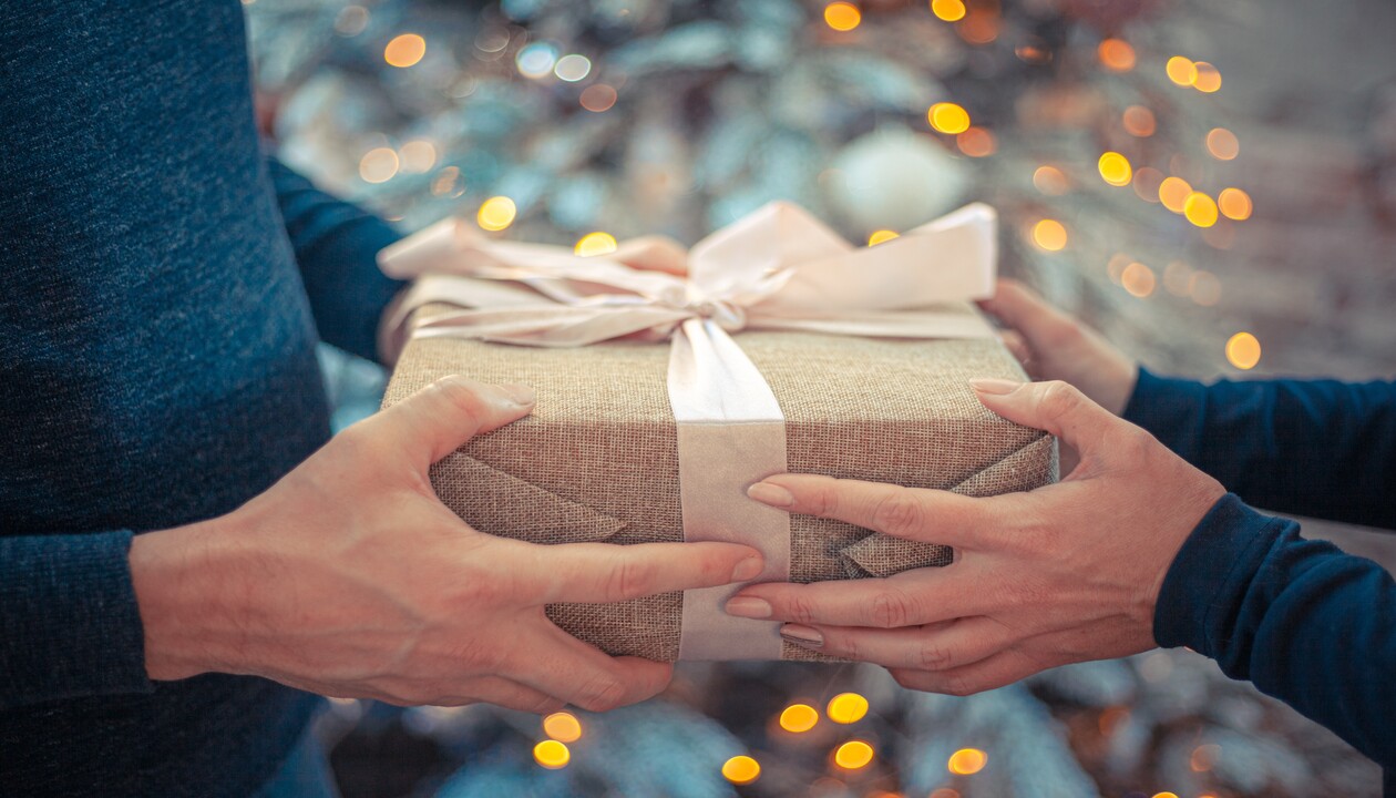 What are the gifting etiquettes you must follow?