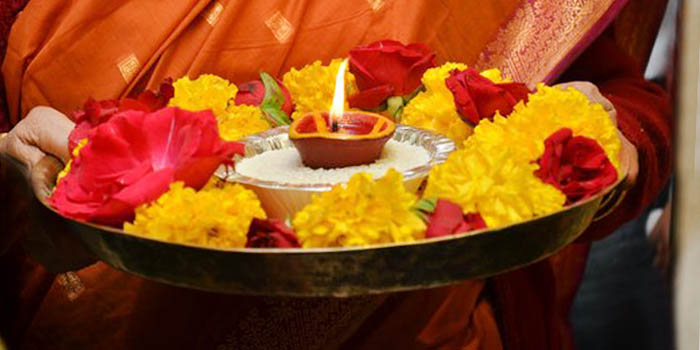 Decorate Thali with Vivacious Flowers